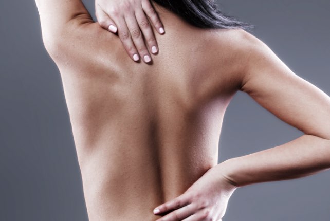 Qué puede causar una bola o bulto en la espalda (y qué hacer